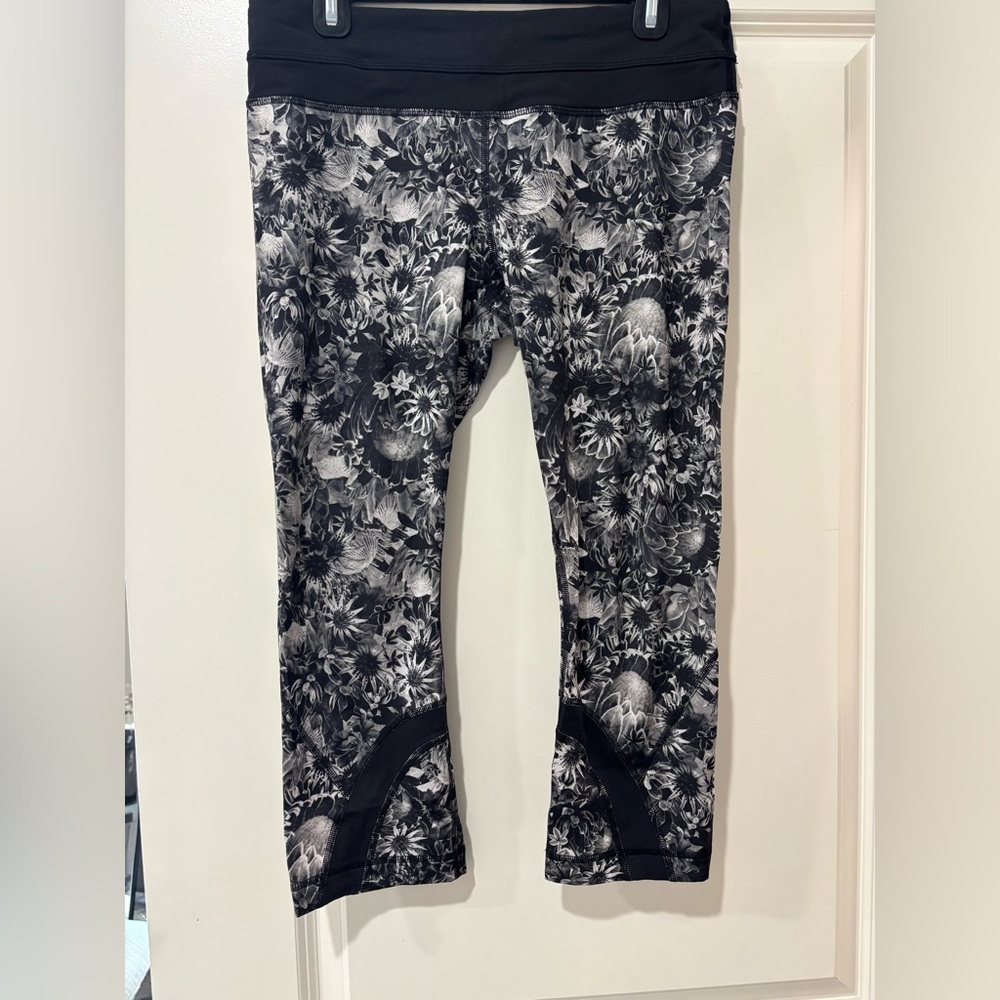 Lululemon Black Floral Crop Leggings Sz M Sz 8